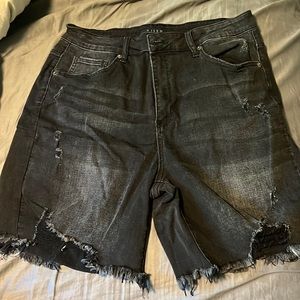 Risen black short